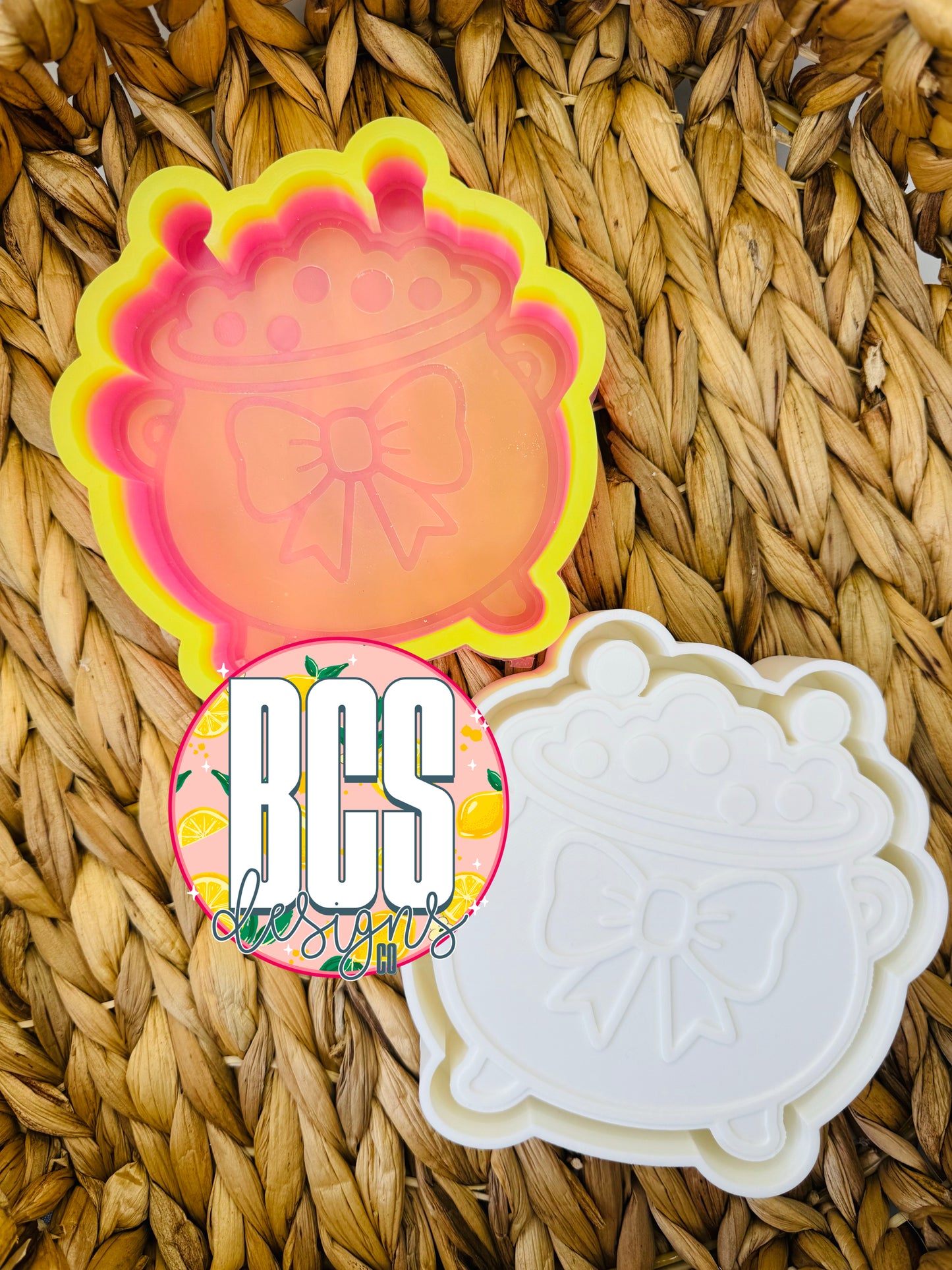 Cauldron with Bow Freshie Mold - BCS EXCLUSIVE
